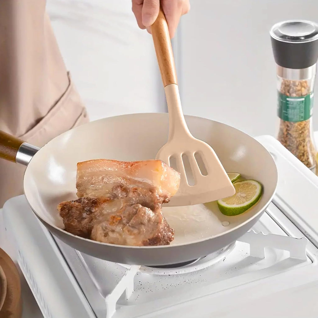 Set de Utensilios de Cocina JUPPLIES 12 Piezas – Silicona con Mango de Madera, Resistente al Calor, Soporte Incluido (Marrón)
