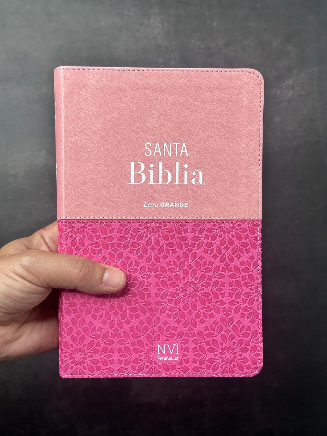 Biblia NVI Peninsular Letra Grande Rosa | Cuero Artificial